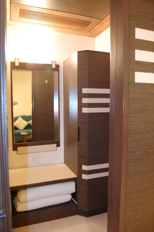 Shreemaya Hotel Indore Bagian luar foto