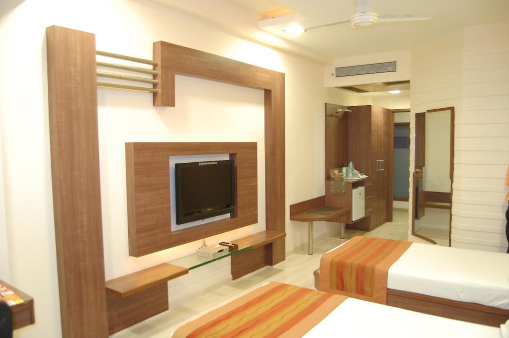 Shreemaya Hotel Indore Bagian luar foto