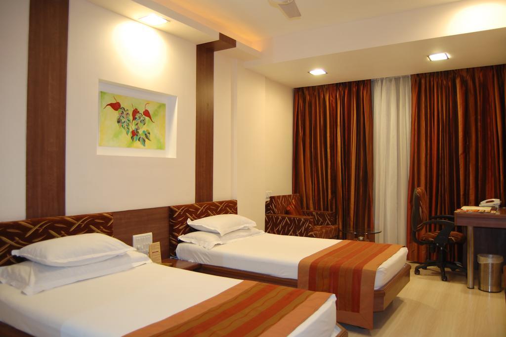 Shreemaya Hotel Indore Bagian luar foto