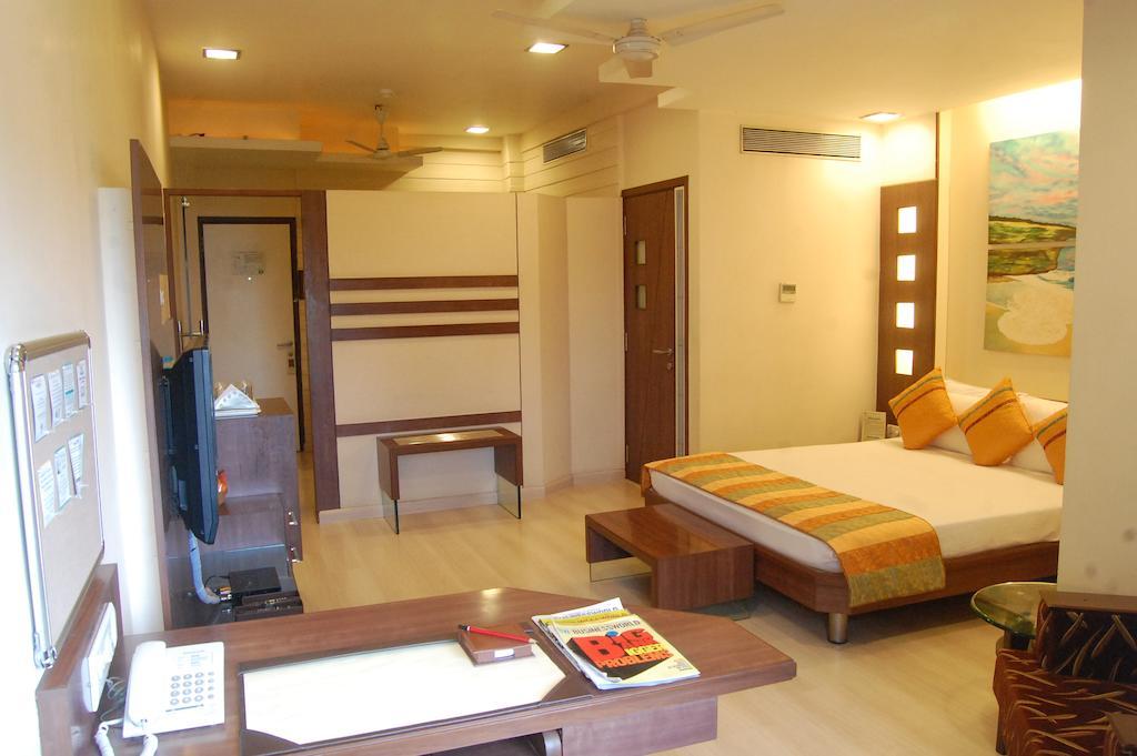 Shreemaya Hotel Indore Bagian luar foto
