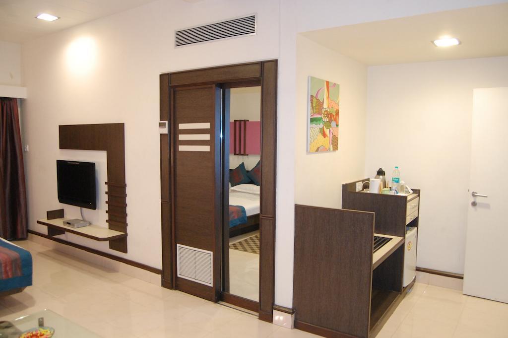 Shreemaya Hotel Indore Bagian luar foto